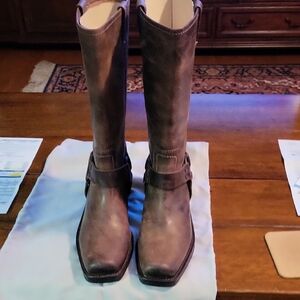 Women's Brown Leather Boots. BCBGirls. SZ 81/2